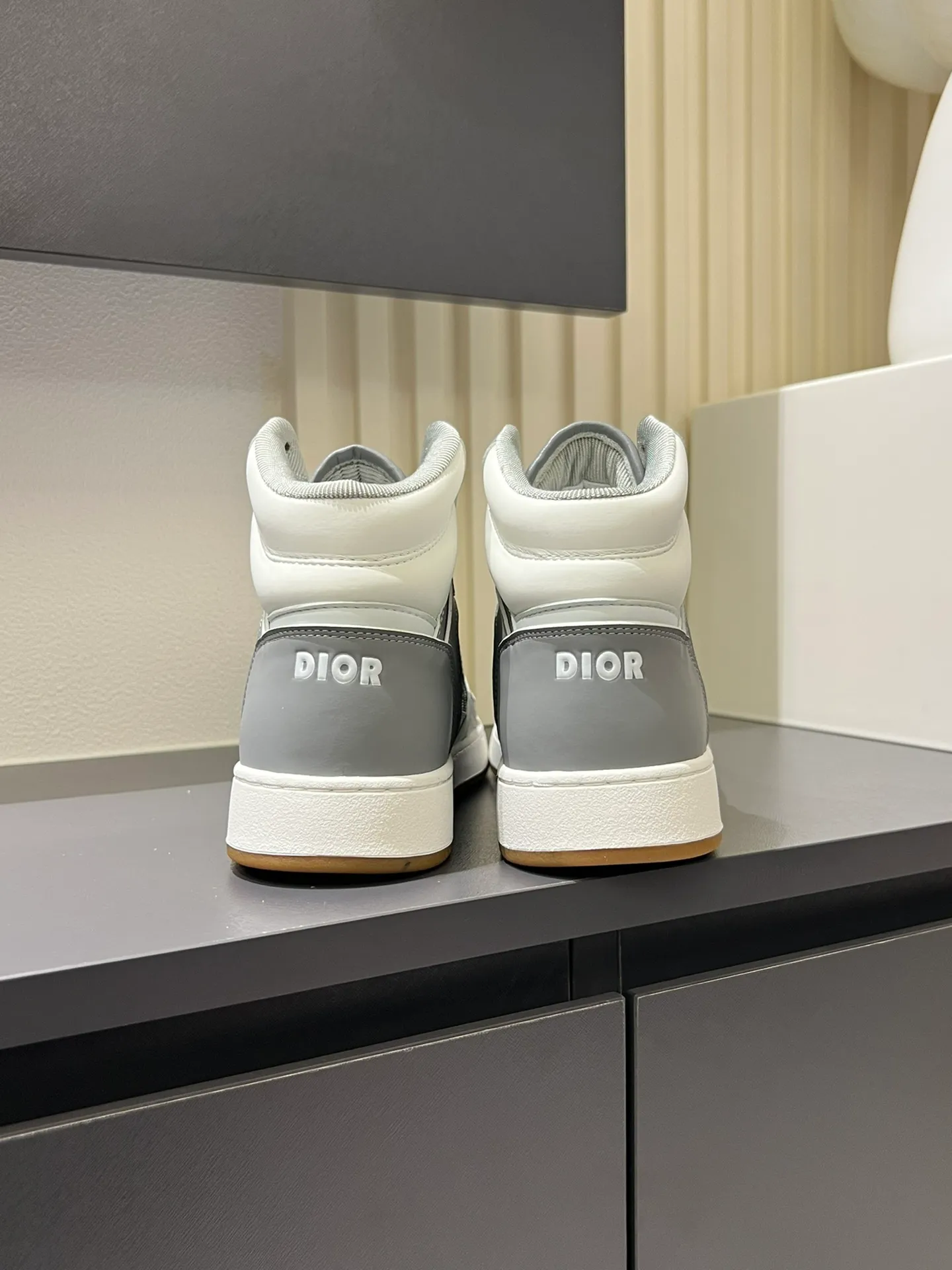 Men's shoes 💰p460 "Dio*" mid-top B27 casual sneakers. This B27 high-top sneaker is a new product in the series and continues Di*r's classic style. Crafted from gray and white smooth calf leather with beige and black Oblique print panels on the sides. The "CD Icon" shaped shoelace eyelets are clever and delicate, and the two-color rubber sole, rear collar and heel are all equipped with the brand's iconic details to enhance the style. Oblique printed straps at the ankle allow for an adjustable fit to complement the overall design. Fashionable and versatile, it can complement any look. Create an exquisite design with unique dynamic vitality and modern atmosphere, presented in low-top and high-top styles. This new must-have shoe adds a new dimension to Dior's archive heritage, embodying modern elegance. Purchase the original version and make it 1:1. If you need top quality, please come to me! Male 38-44!